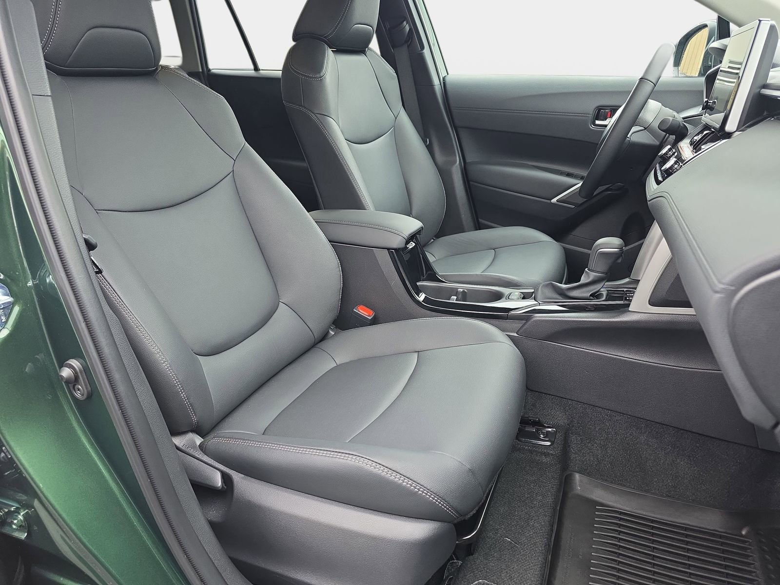 Used 2025 Toyota Corolla Cross XLE w/ Convenience Package image 10