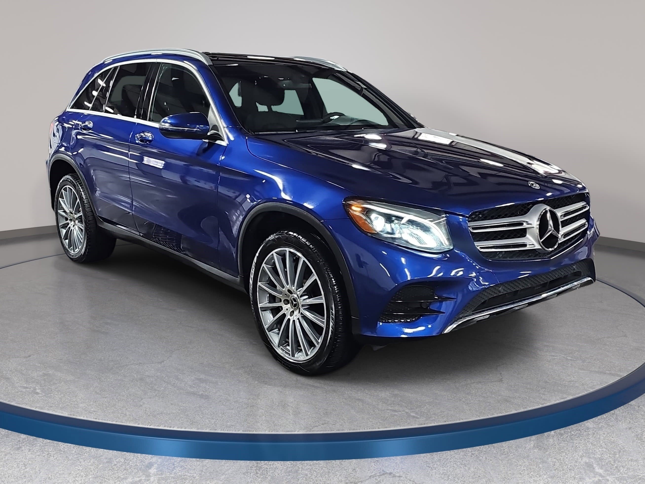 Used 2018 Mercedes-Benz GLC 300 4MATIC image 3