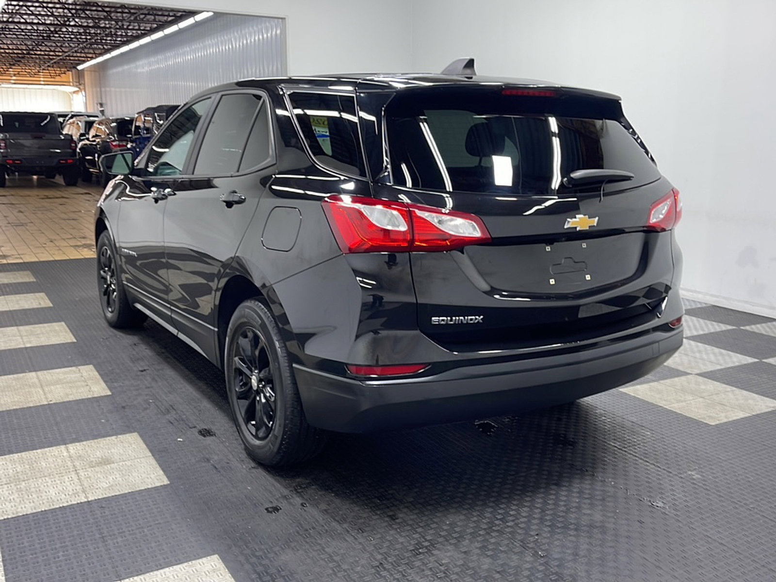 Used 2020 Chevrolet Equinox LS w/ LS Convenience Package FWD image 2