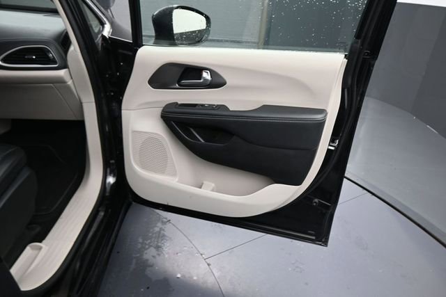 Used 2023 Chrysler Pacifica Touring-L FWD image 13