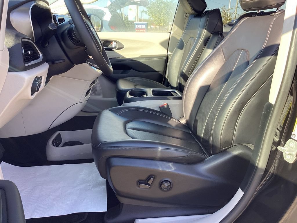 Used 2024 Chrysler Pacifica Touring-L FWD image 15
