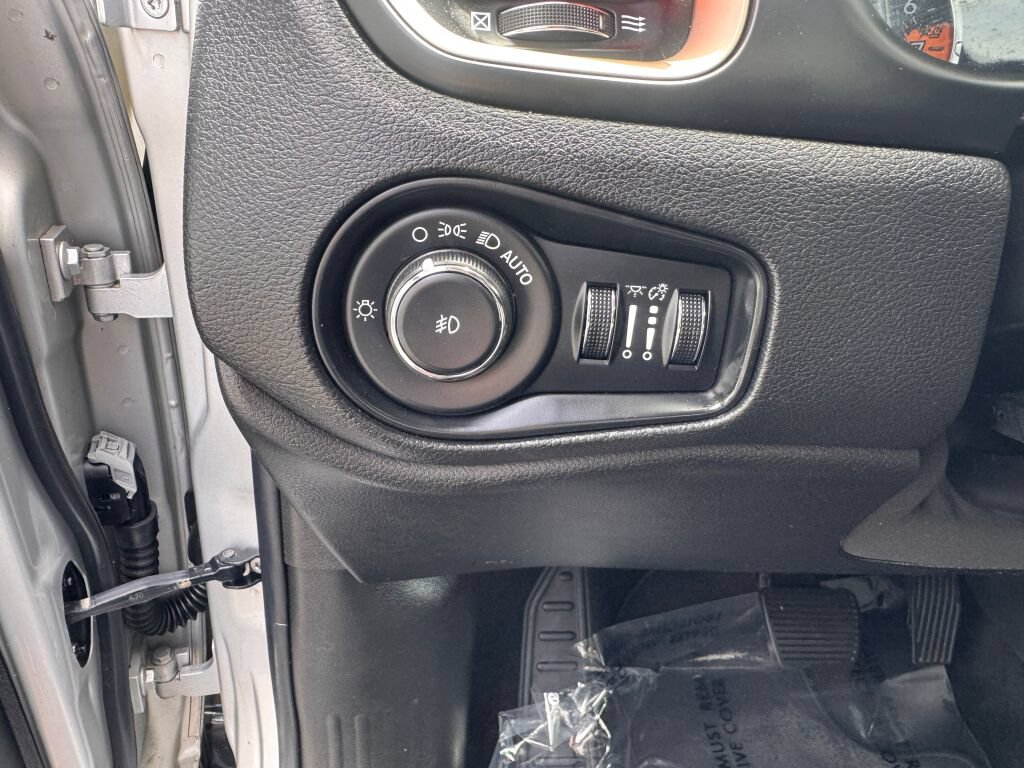 Used 2015 Jeep Renegade Limited w/ Advanced Technology Group AWD/4WD image 30