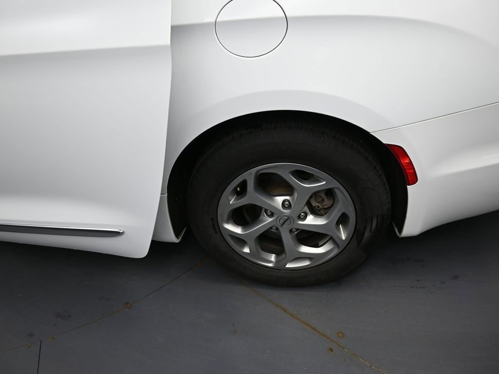Used 2023 Chrysler Pacifica Limited FWD image 20