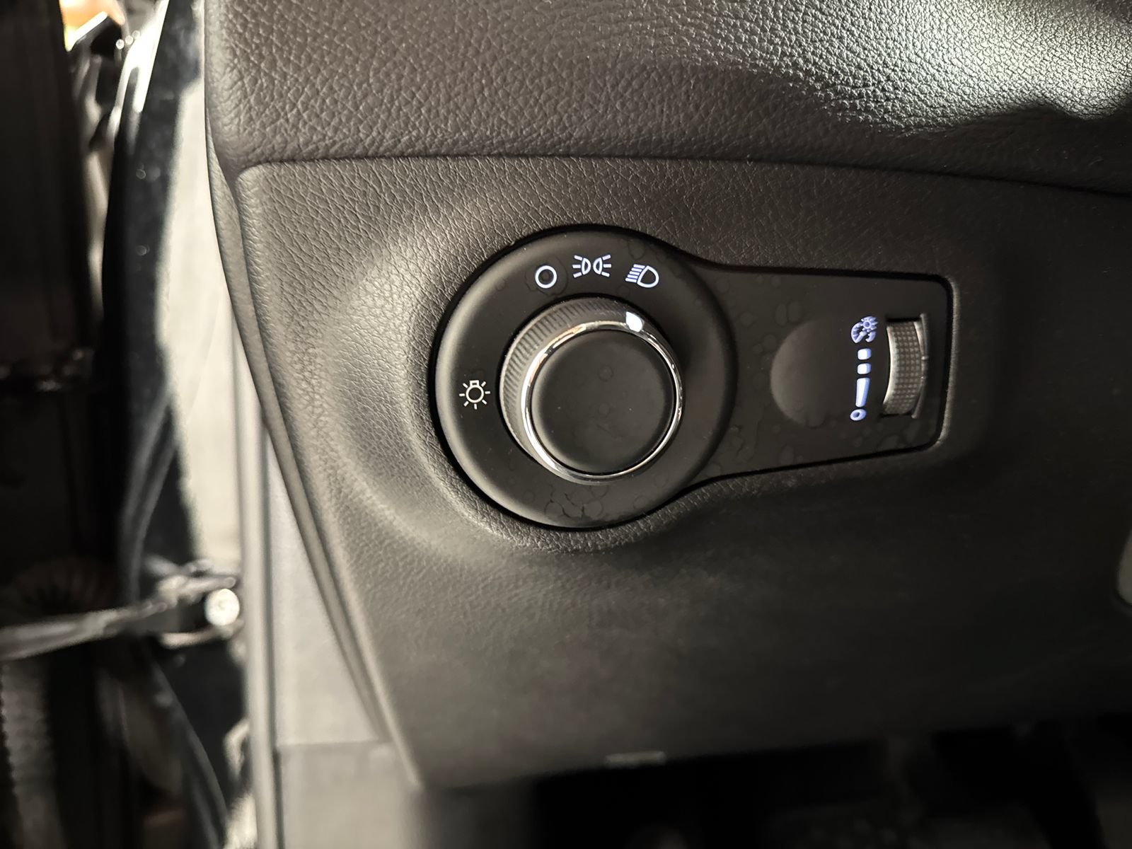 Used 2018 Jeep Compass Sport w/ Cold Weather Group AWD/4WD image 17