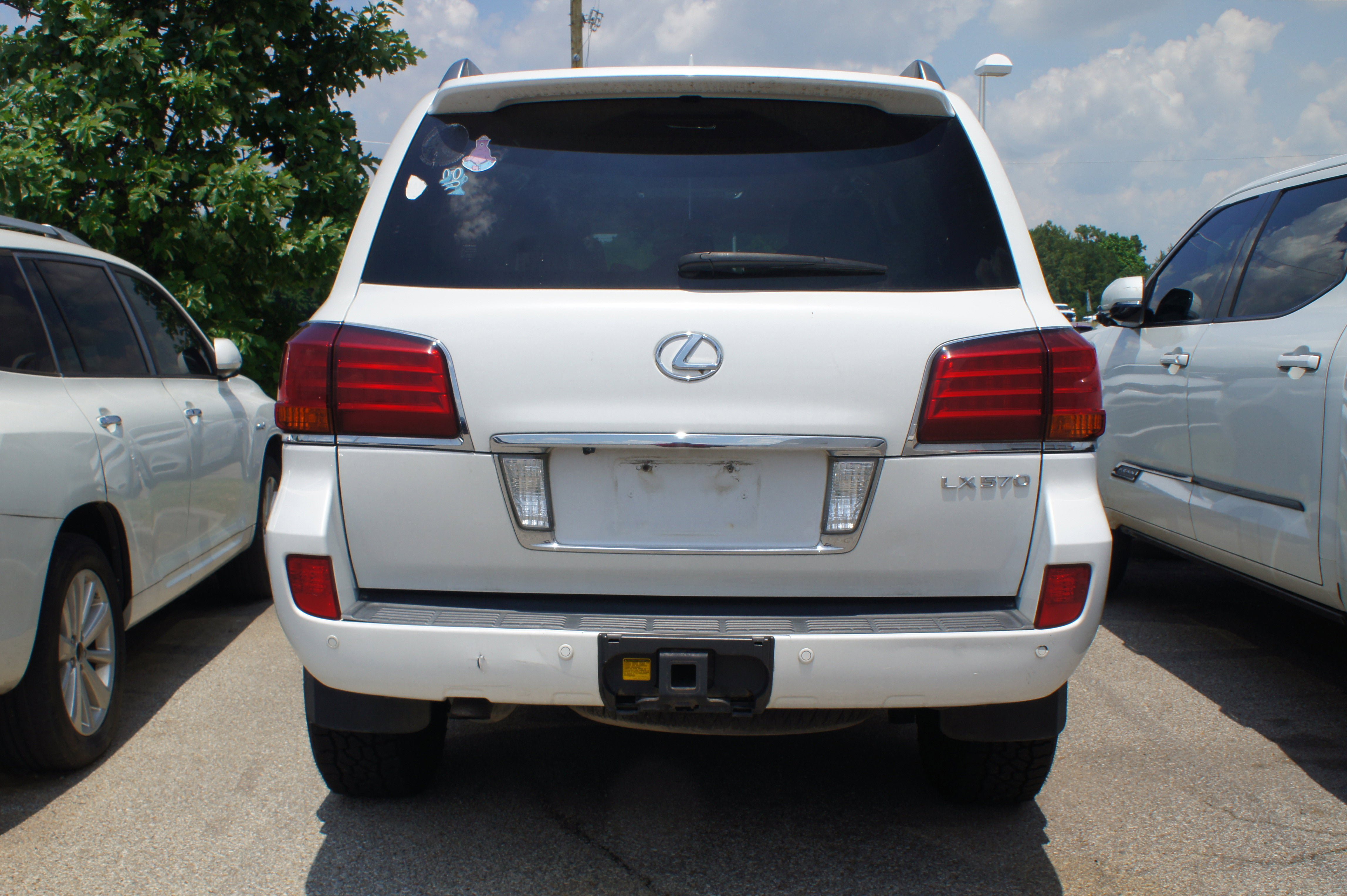 Used 2011 Lexus LX 570 4WD w/ Luxury Pkg image 4