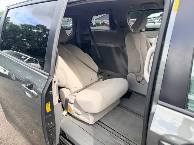 Used 2014 Toyota Sienna LE AWD/4WD image 26