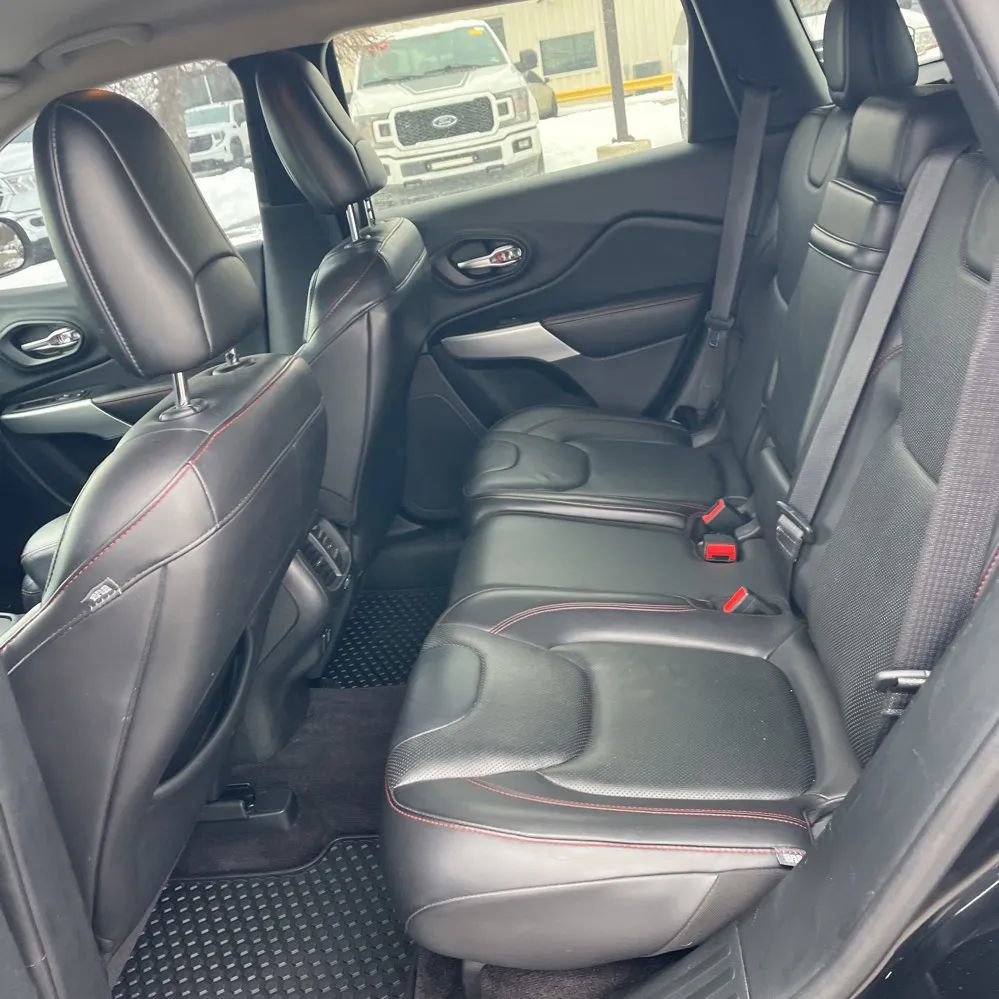 Used 2017 Jeep Cherokee Trailhawk image 8