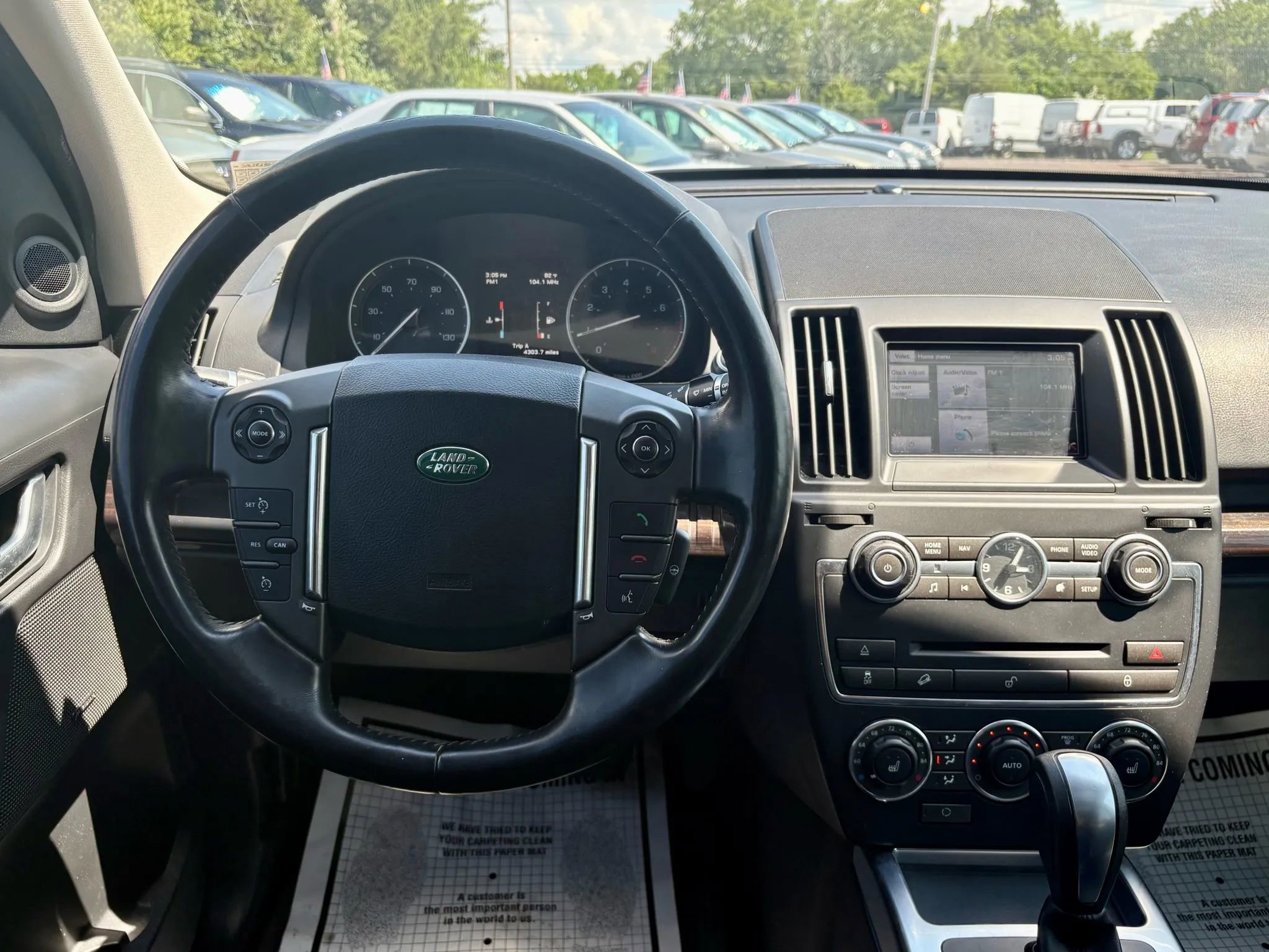 Used 2014 Land Rover LR2 HSE image 28