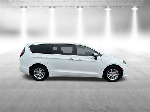 Certified 2023 Chrysler Pacifica Touring-L FWD image 8
