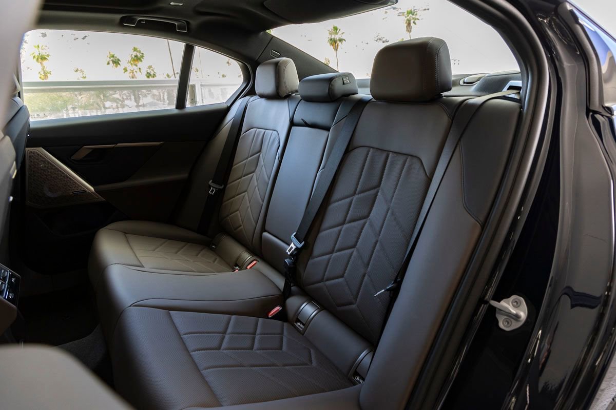 New 2026 BMW 550e xDrive w/ Premium Package AWD/4WD image 24