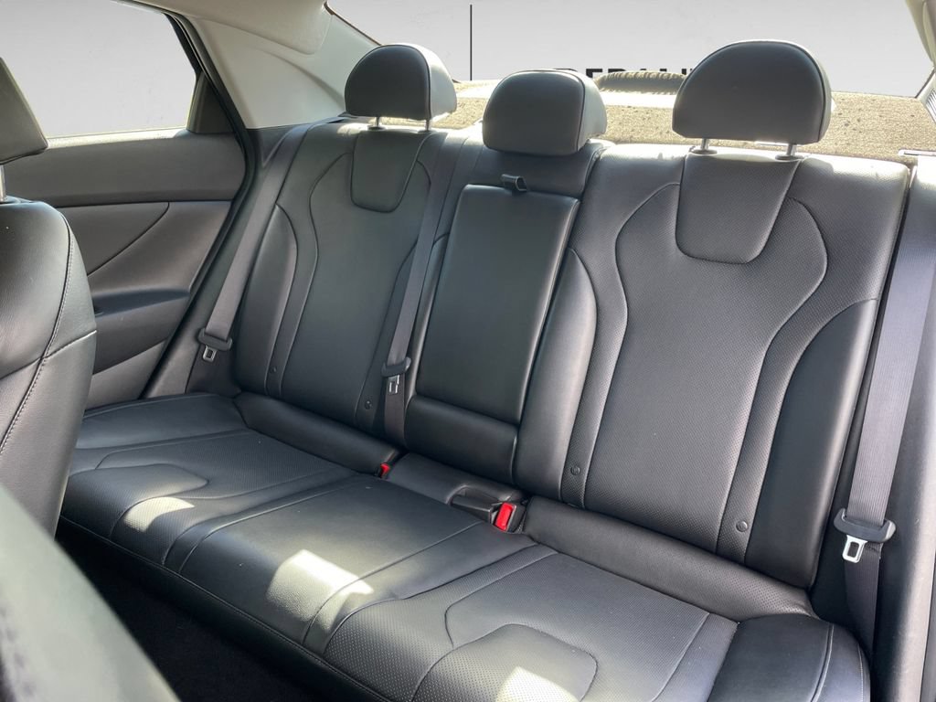 Used 2022 Hyundai Elantra Limited w/ Preferred Accessory Package FWD image 12