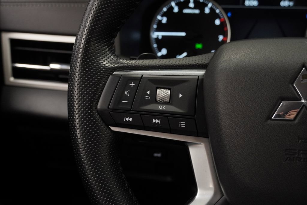 Used 2024 Mitsubishi Outlander SE image 39