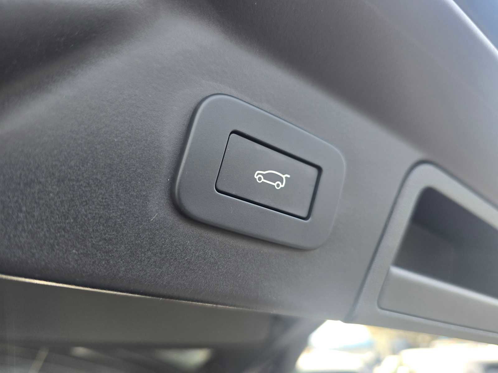 New 2026 Land Rover Range Rover Velar Dynamic SE image 18