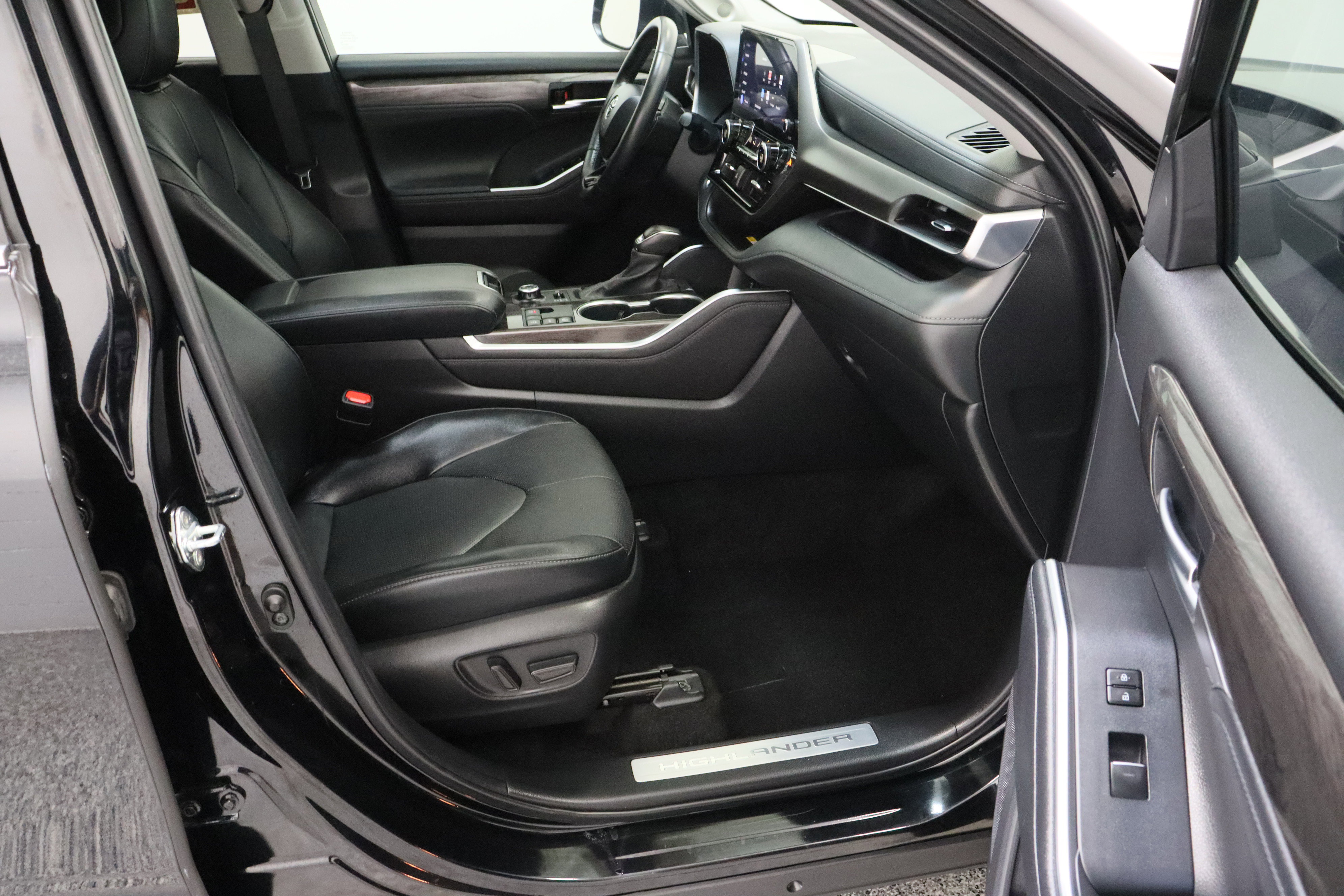 Used 2024 Toyota Highlander Limited AWD/4WD image 40