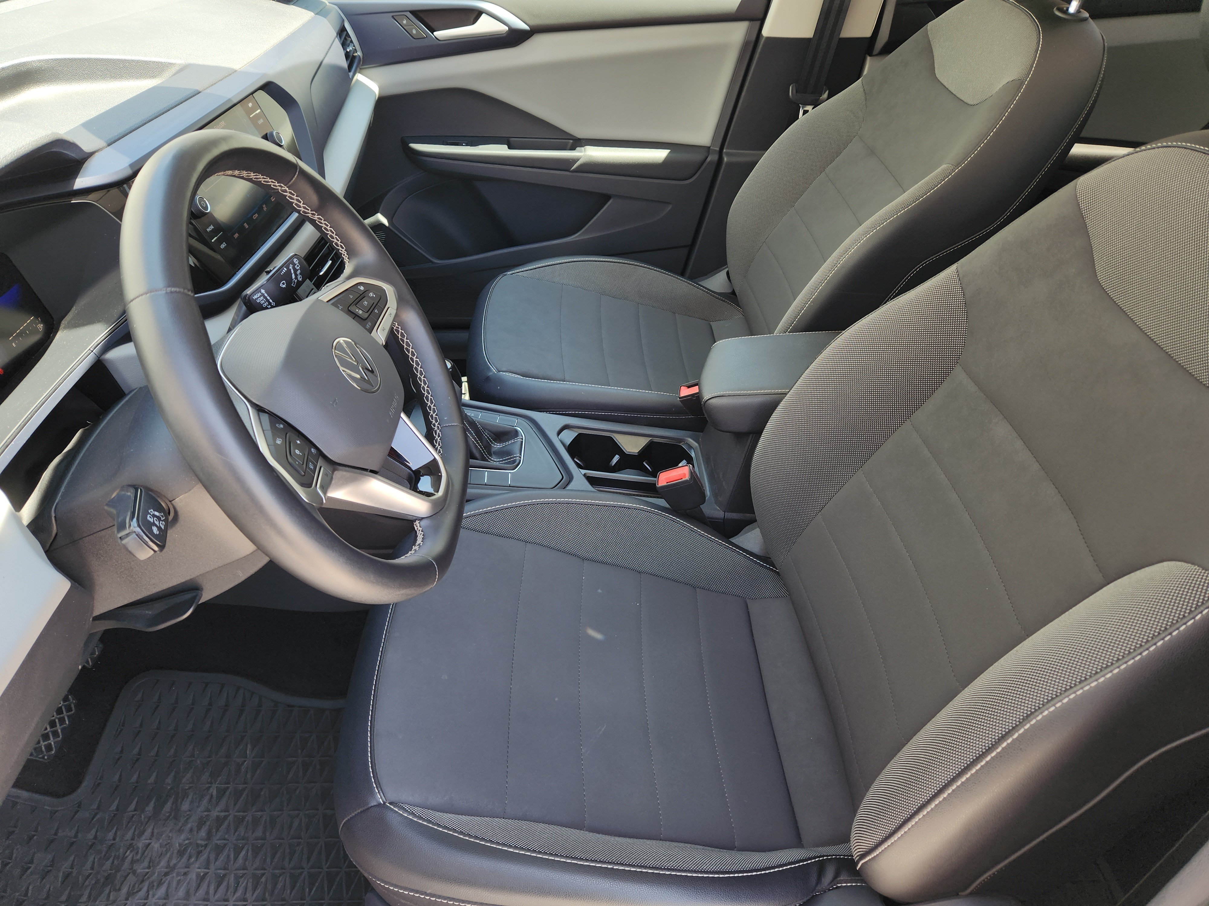 Used 2022 Volkswagen Taos SE w/ Panoramic Sunroof Package FWD image 16