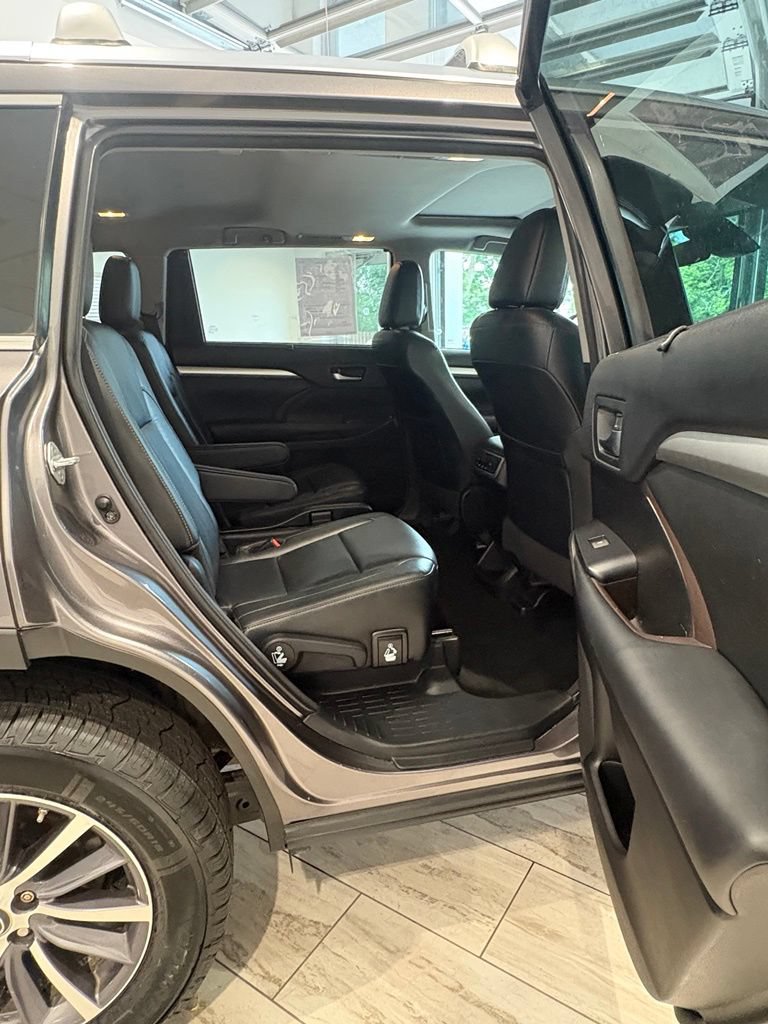 Used 2018 Toyota Highlander XLE AWD/4WD image 9