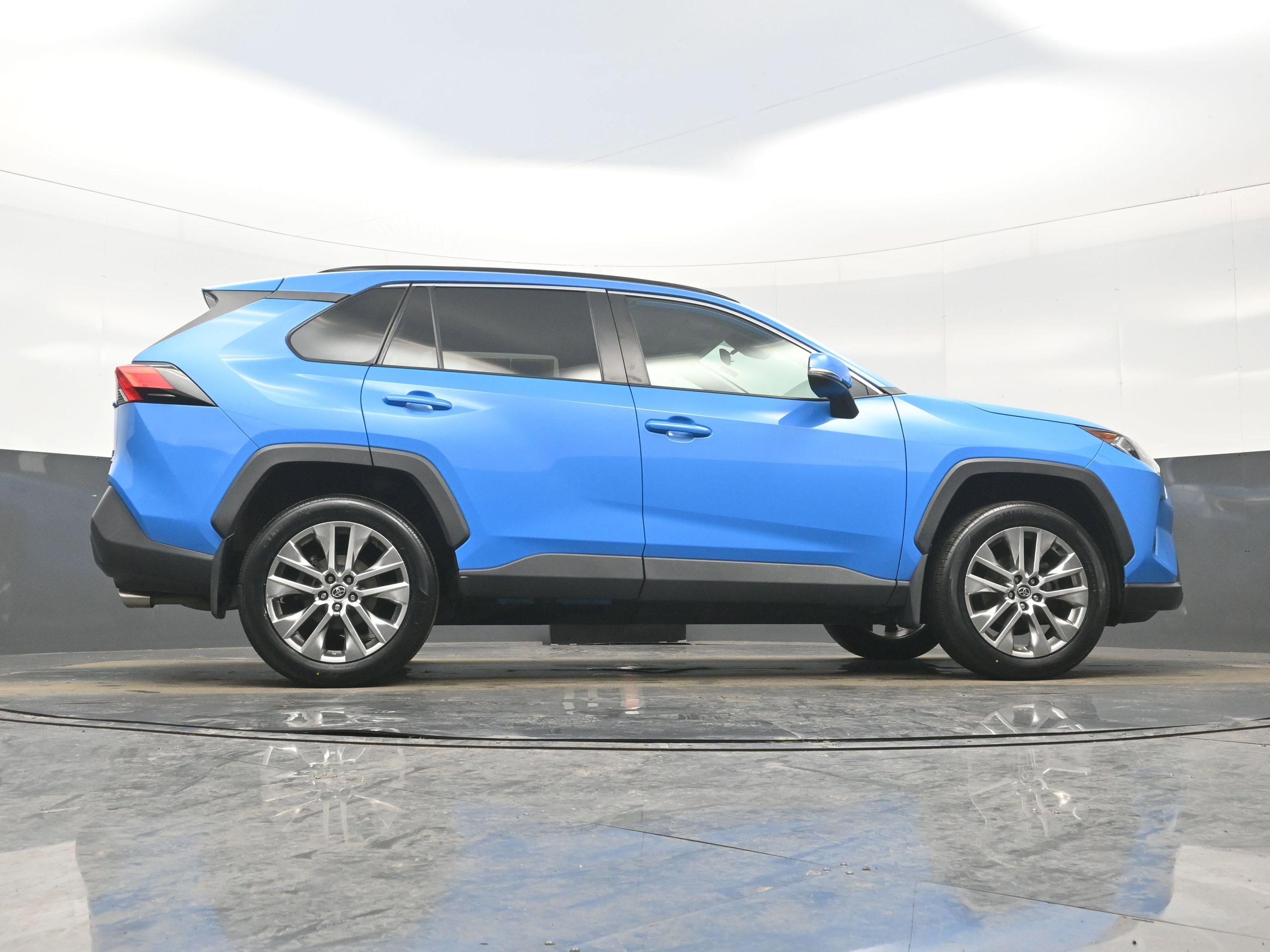 Used 2020 Toyota RAV4 XLE Premium image 34