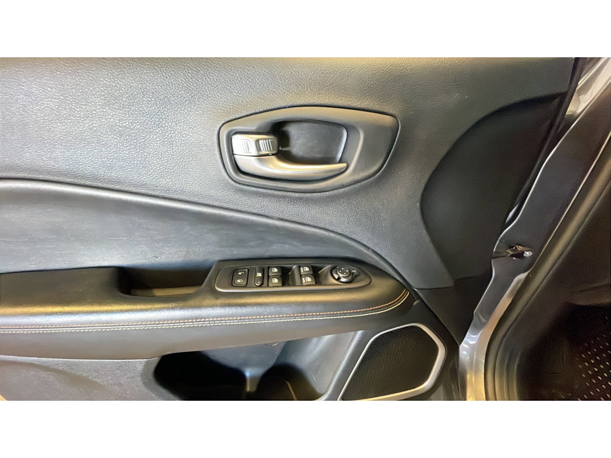 Used 2018 Jeep Compass Latitude w/ Popular Equipment Group AWD/4WD image 9