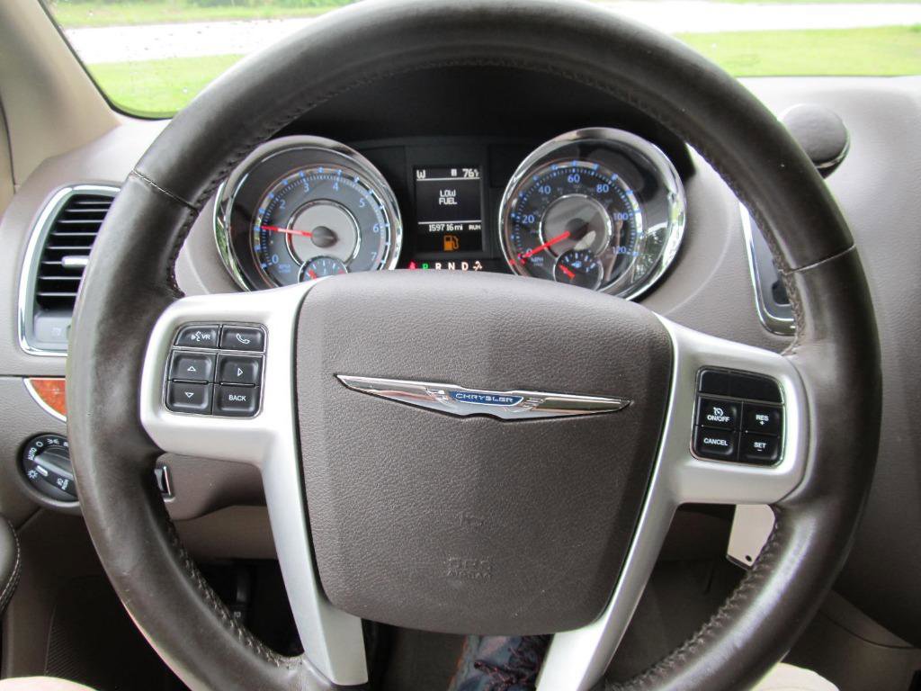 Used 2016 Chrysler Town & Country Touring-L image 50