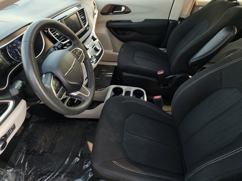 Used 2023 Chrysler Voyager LX image 14