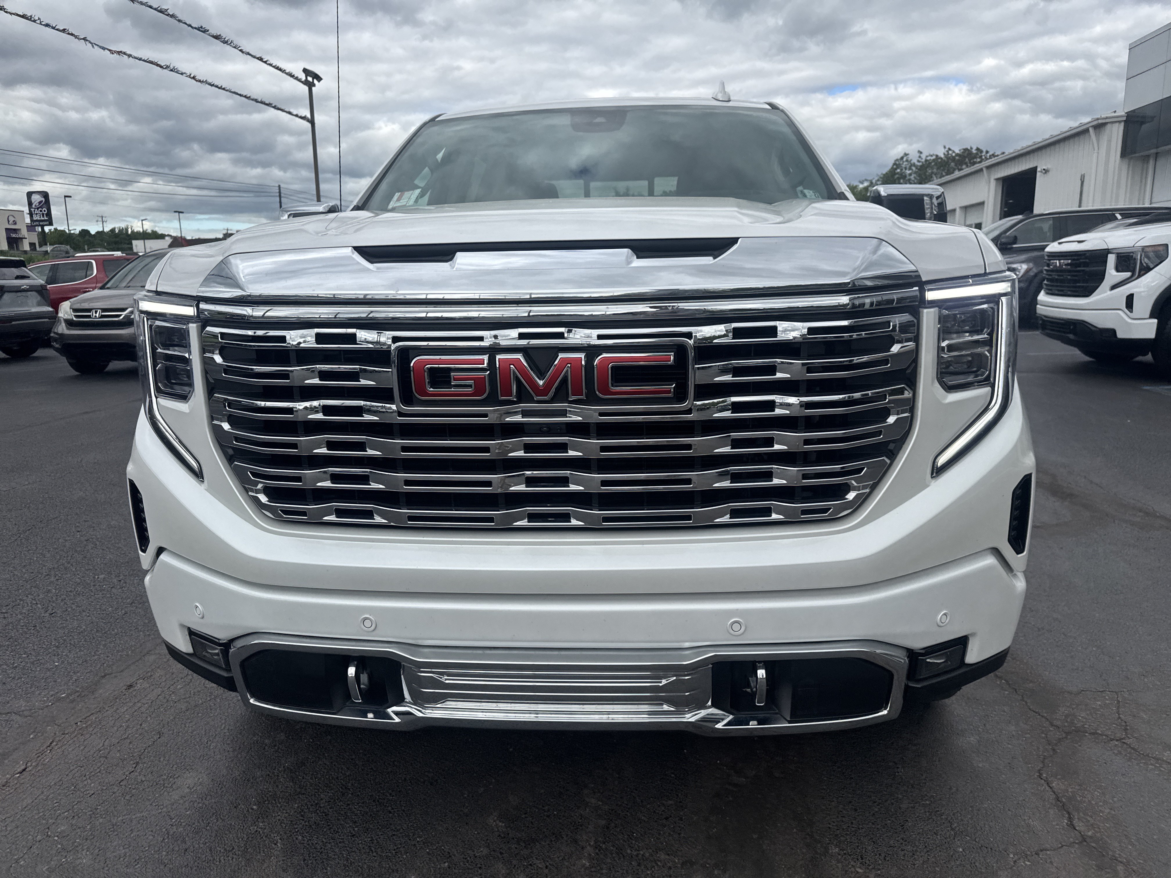 Used 2024 GMC Sierra 1500 Denali w/ Technology Package AWD/4WD image 13