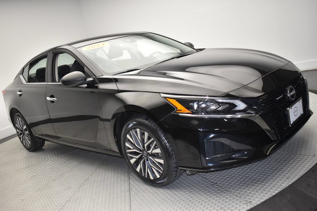 Used 2024 Nissan Altima 2.5 SV AWD/4WD image 3