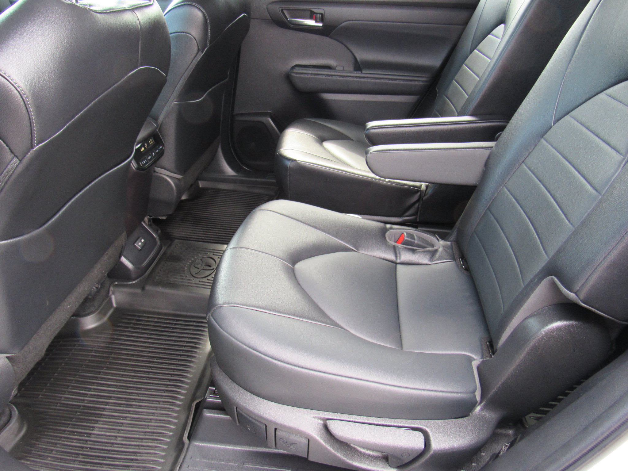 Used 2022 Toyota Highlander XLE AWD/4WD image 38