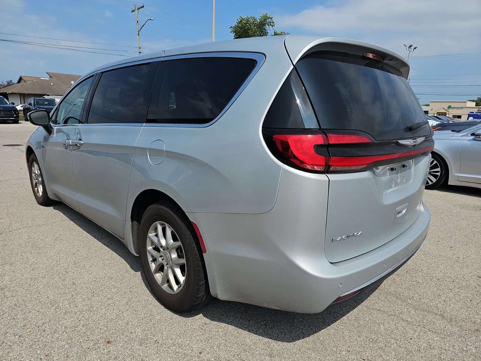Used 2023 Chrysler Pacifica Touring-L FWD image 4