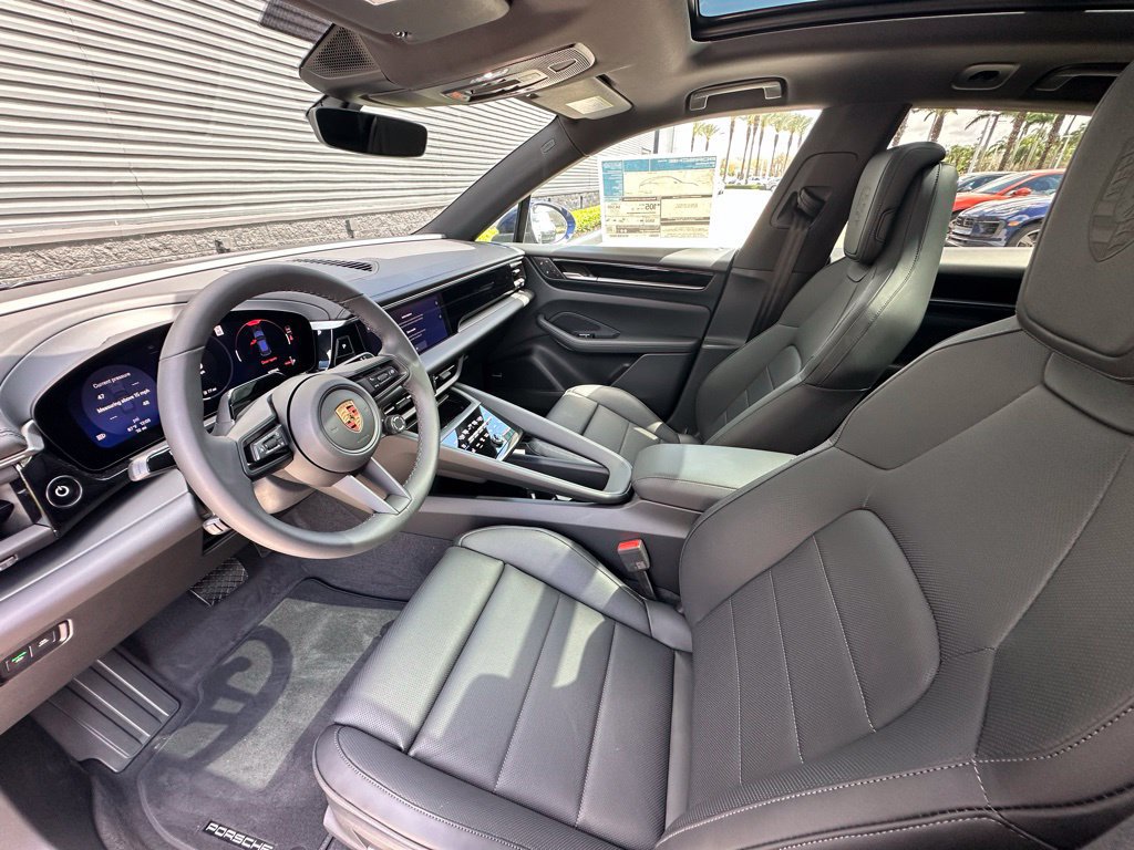Used 2026 Porsche Macan Electric RWD image 4