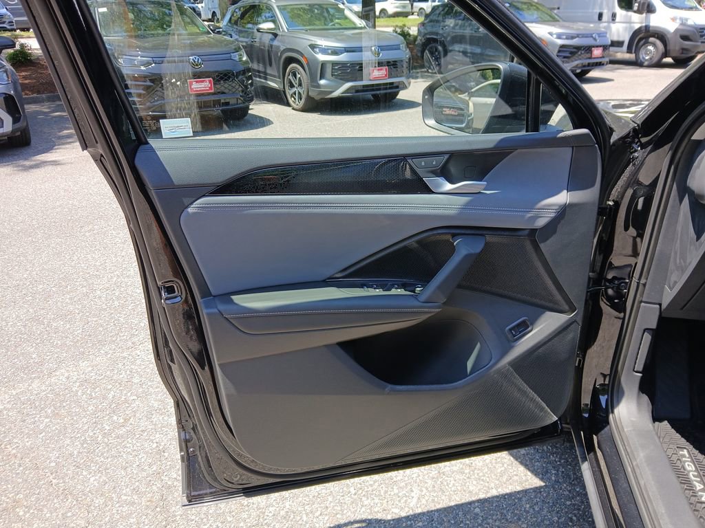 New 2025 Volkswagen Tiguan SE image 10