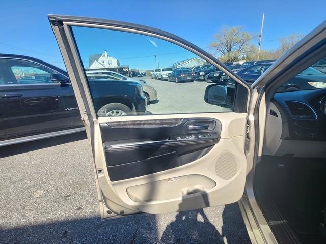 Used 2015 Chrysler Town & Country Touring FWD image 9