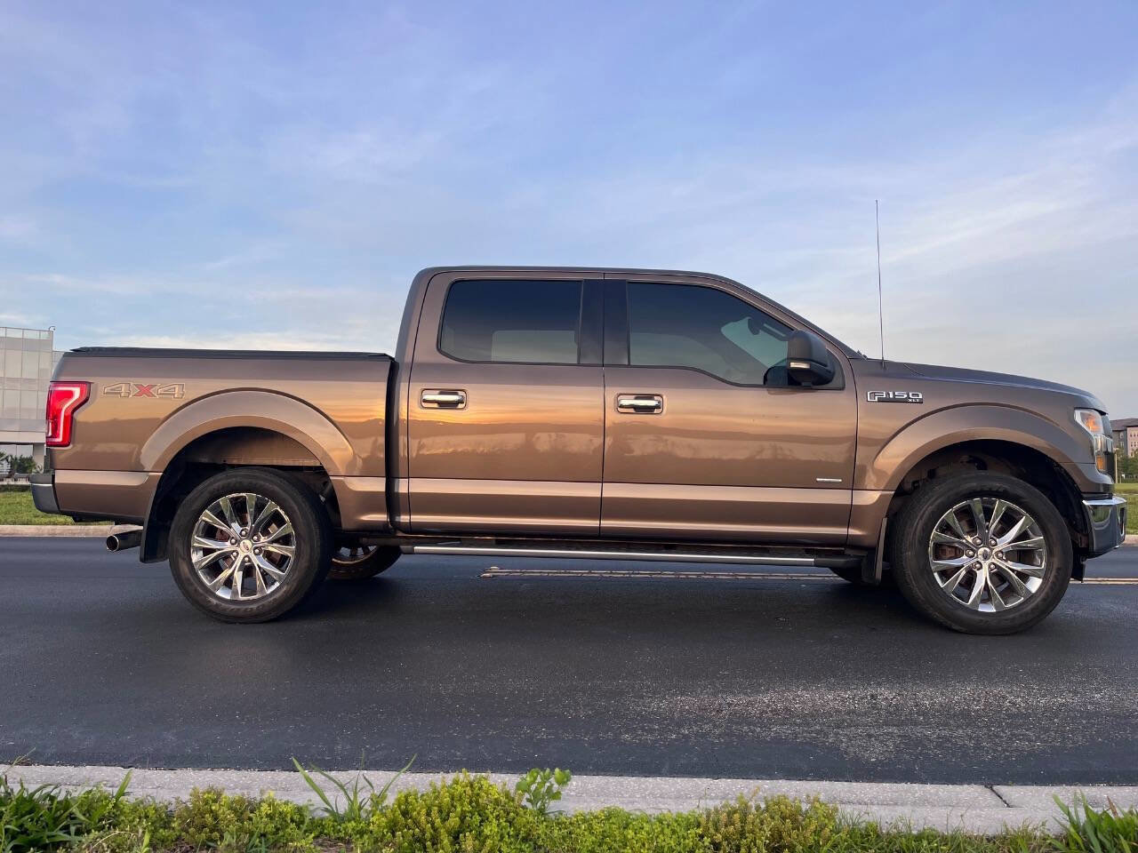Used 2015 Ford F150 XLT w/ Equipment Group 302A Luxury AWD/4WD image 11