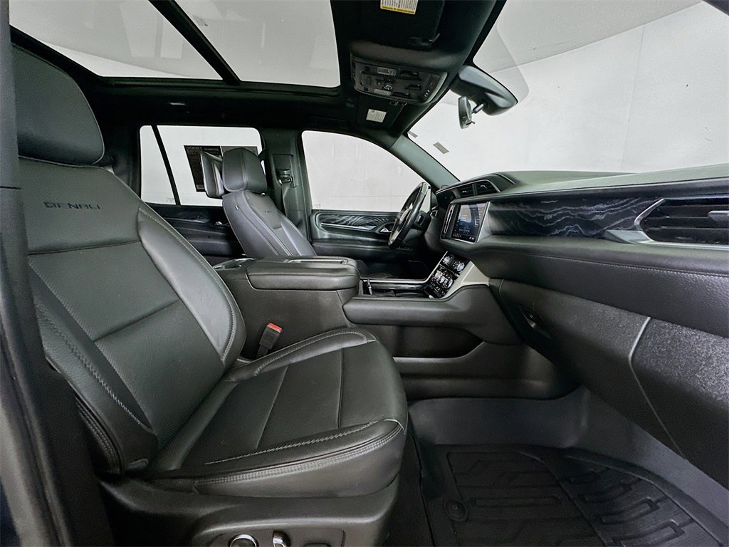 Used 2021 GMC Yukon Denali w/ Denali Premium Package image 12