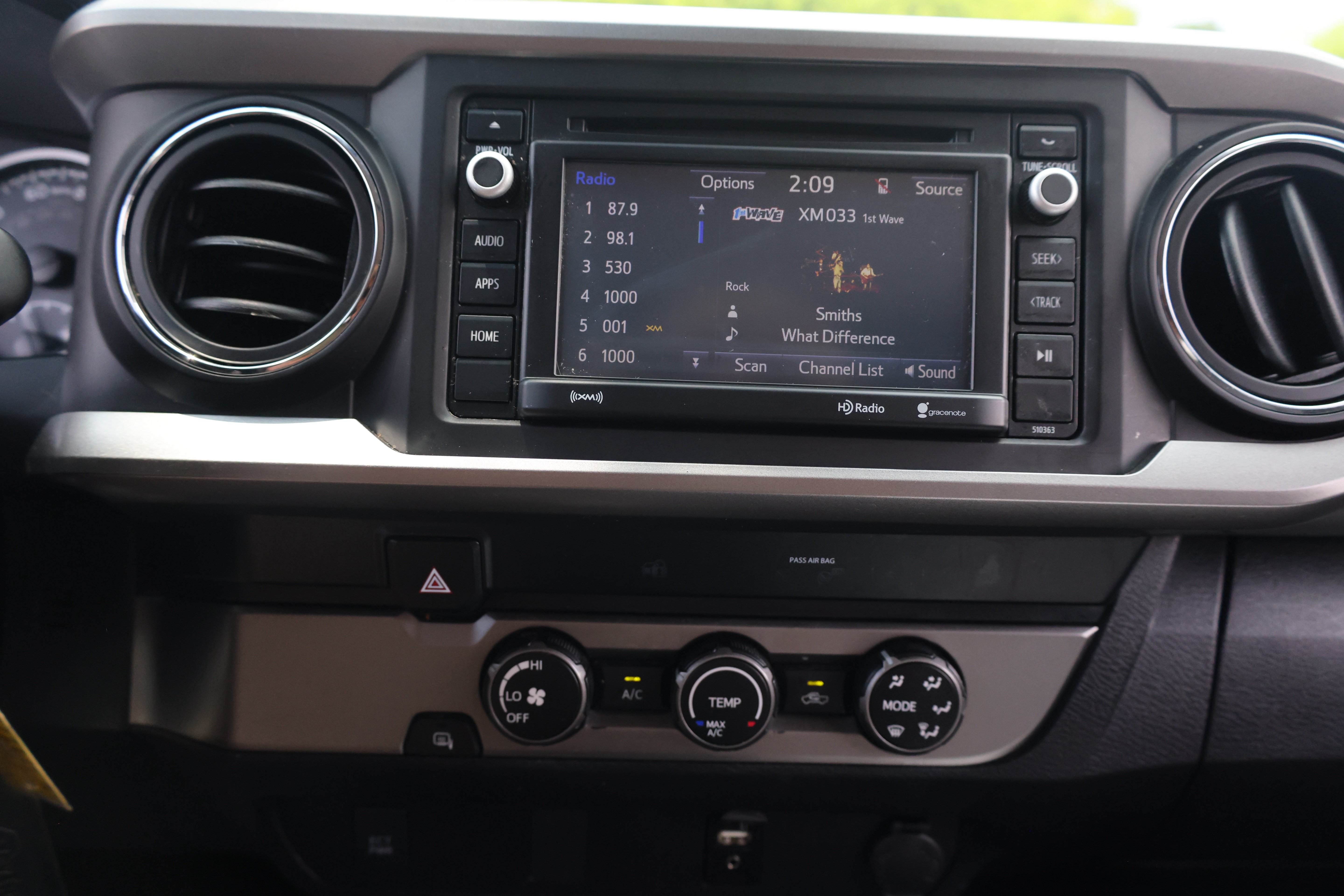 Used 2019 Toyota Tacoma SR5 RWD image 8