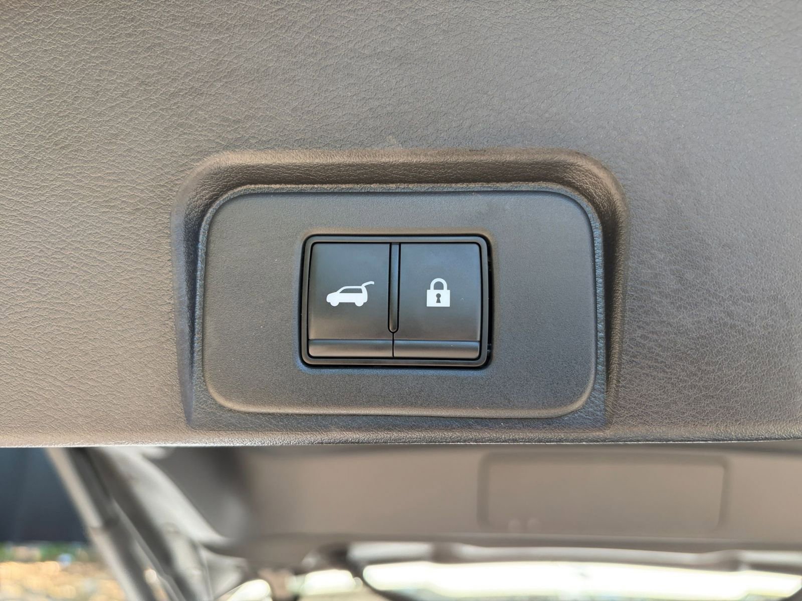 Used 2025 Nissan Rogue SV FWD image 23