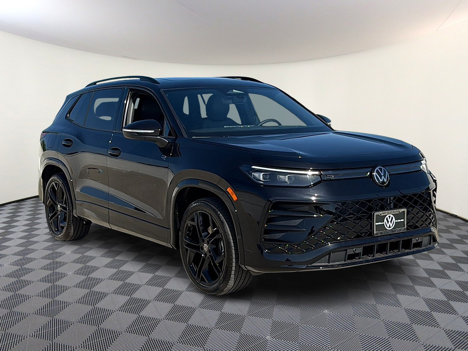 New 2026 Volkswagen Tiguan SE R-Line FWD image 1