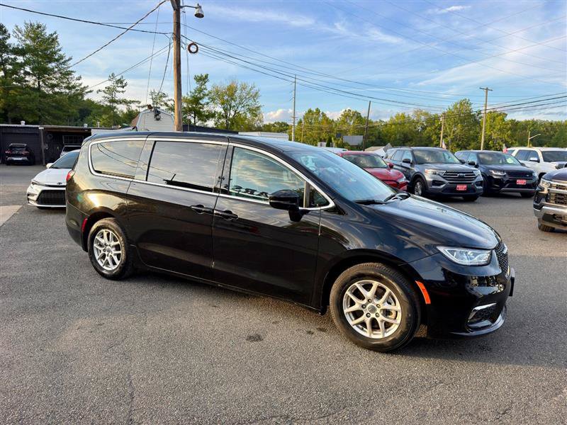 Used 2024 Chrysler Pacifica Touring-L FWD image 7