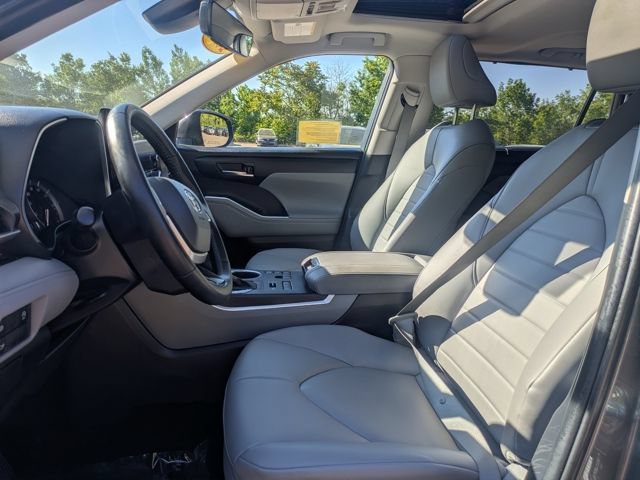 Used 2024 Toyota Highlander XLE AWD/4WD image 15