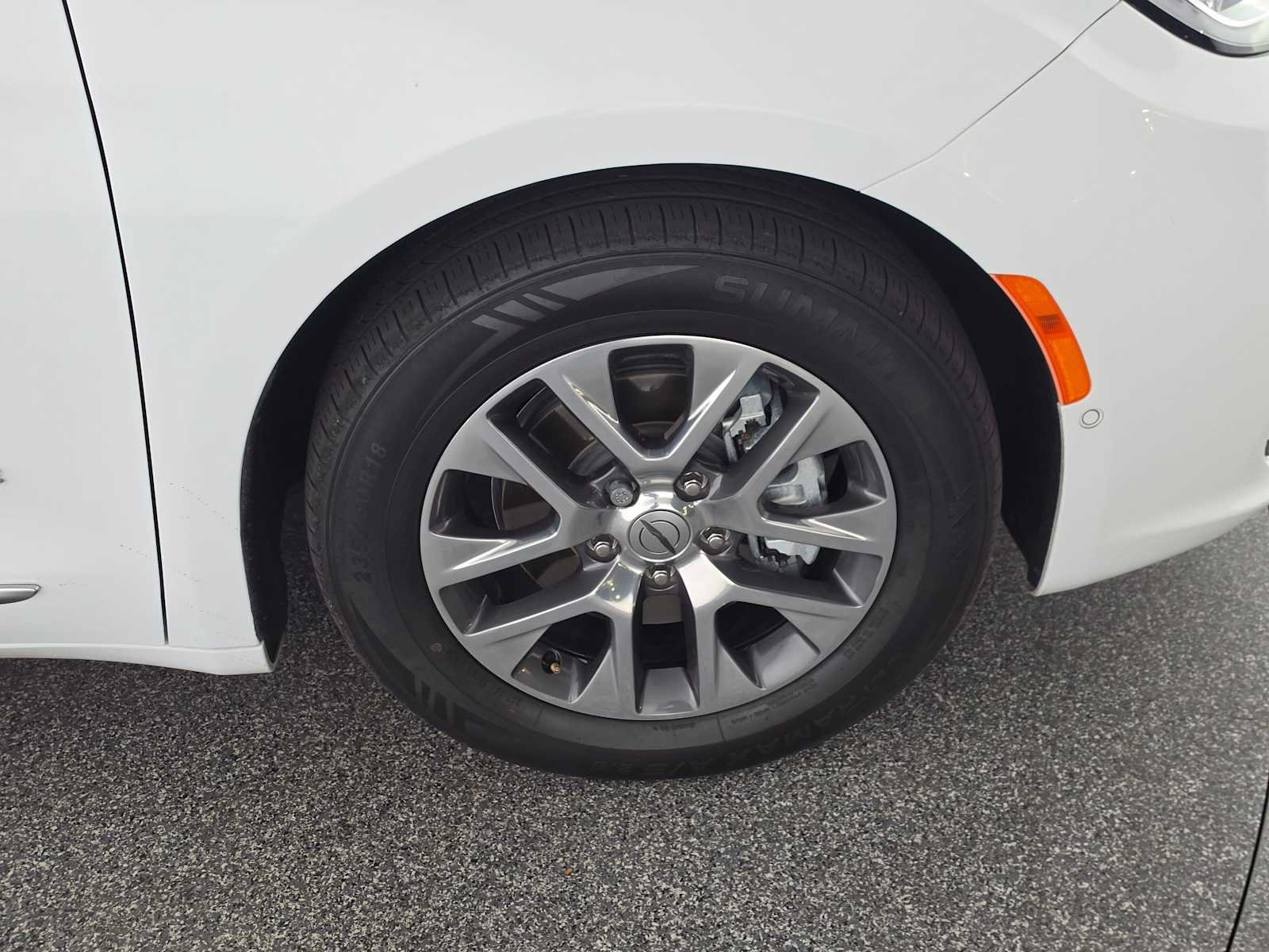 Used 2023 Chrysler Pacifica Pinnacle FWD image 9