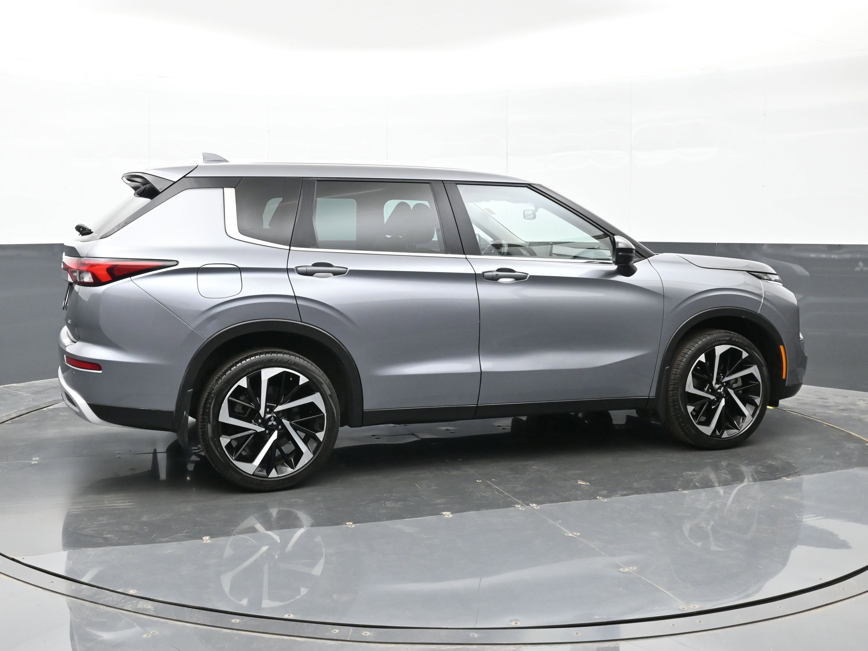 Used 2023 Mitsubishi Outlander SE image 5