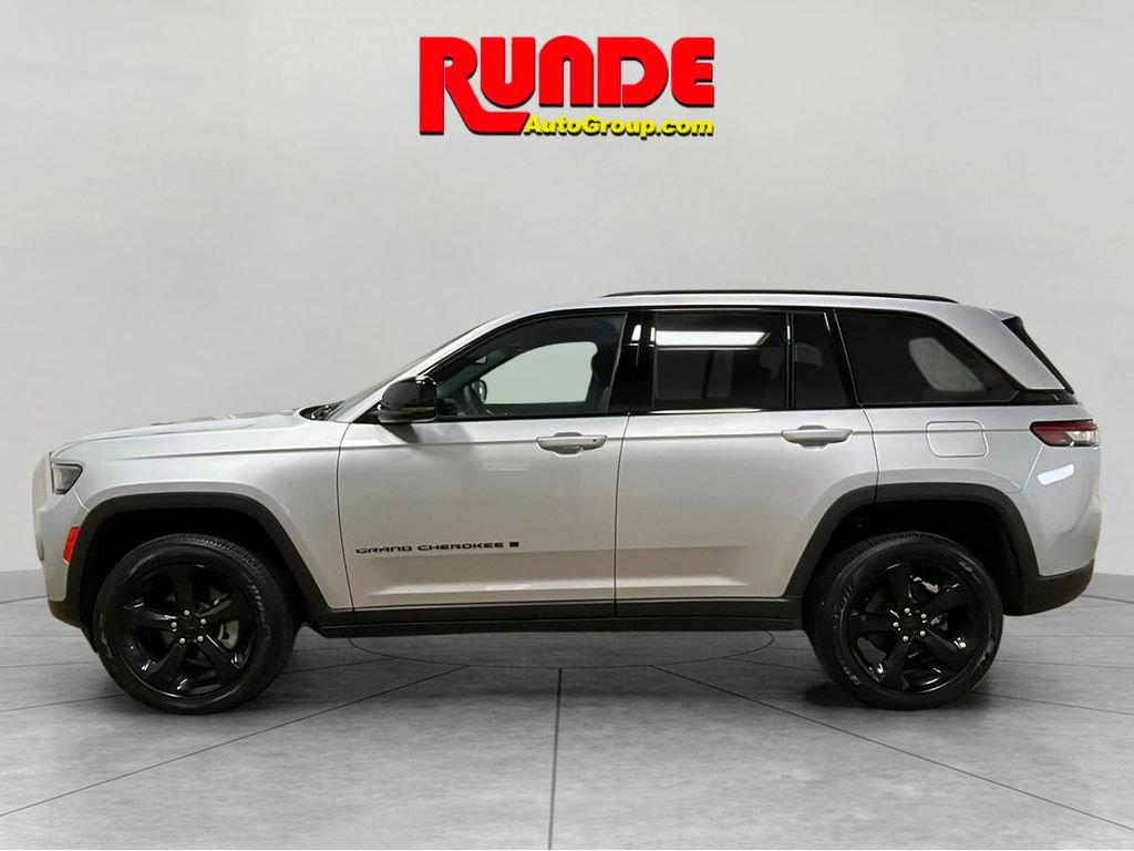 Used 2024 Jeep Grand Cherokee Altitude image 2