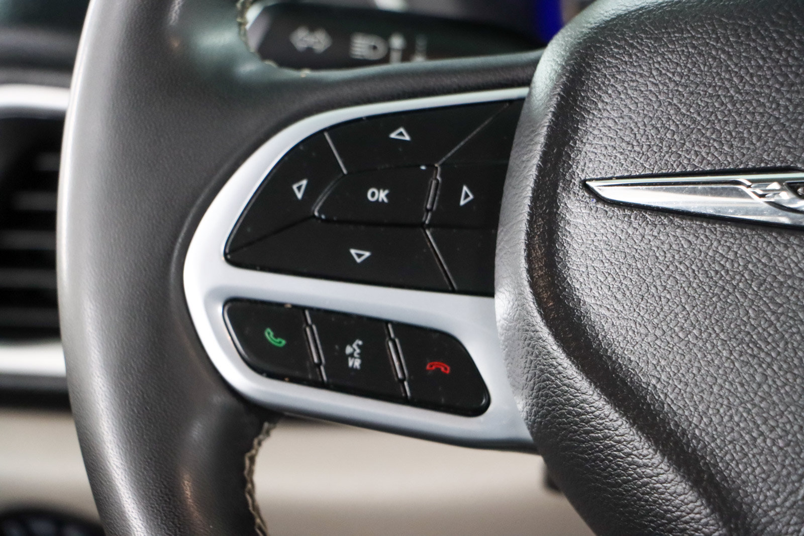Used 2023 Chrysler Pacifica Touring-L FWD image 13