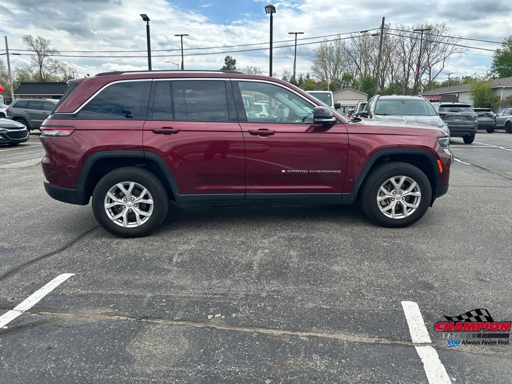 Used 2023 Jeep Grand Cherokee Limited AWD/4WD image 3