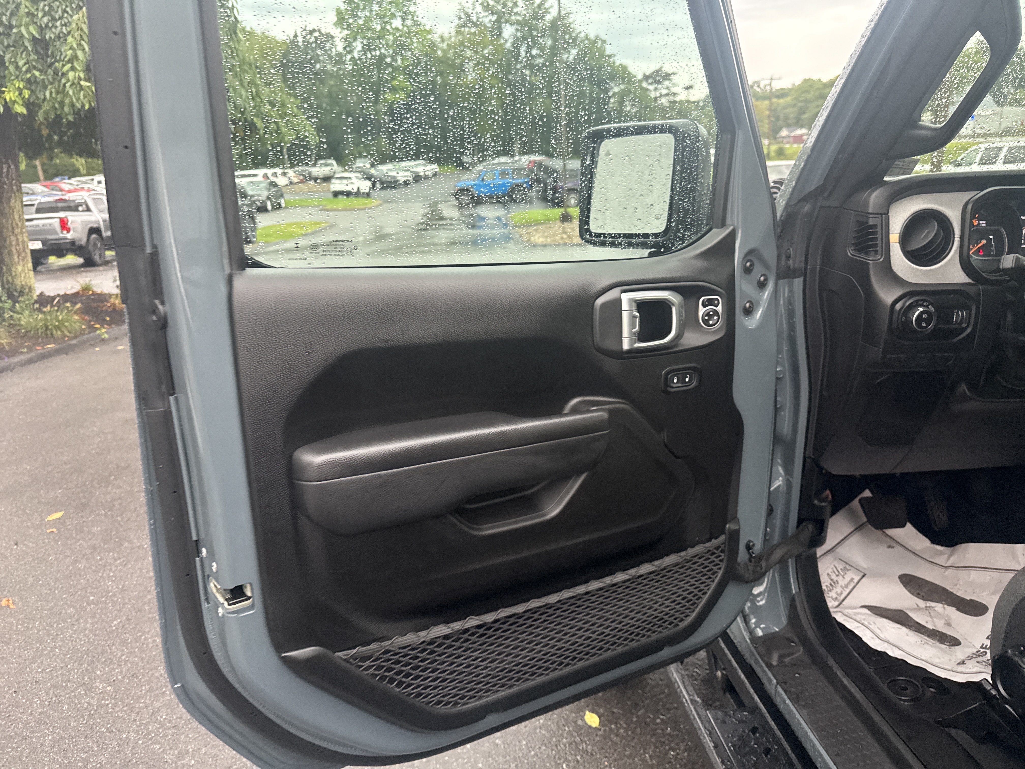 Used 2024 Jeep Gladiator Sport AWD/4WD image 16