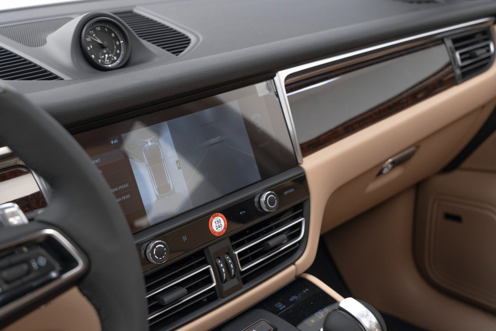 Certified 2025 Porsche Macan AWD/4WD image 21