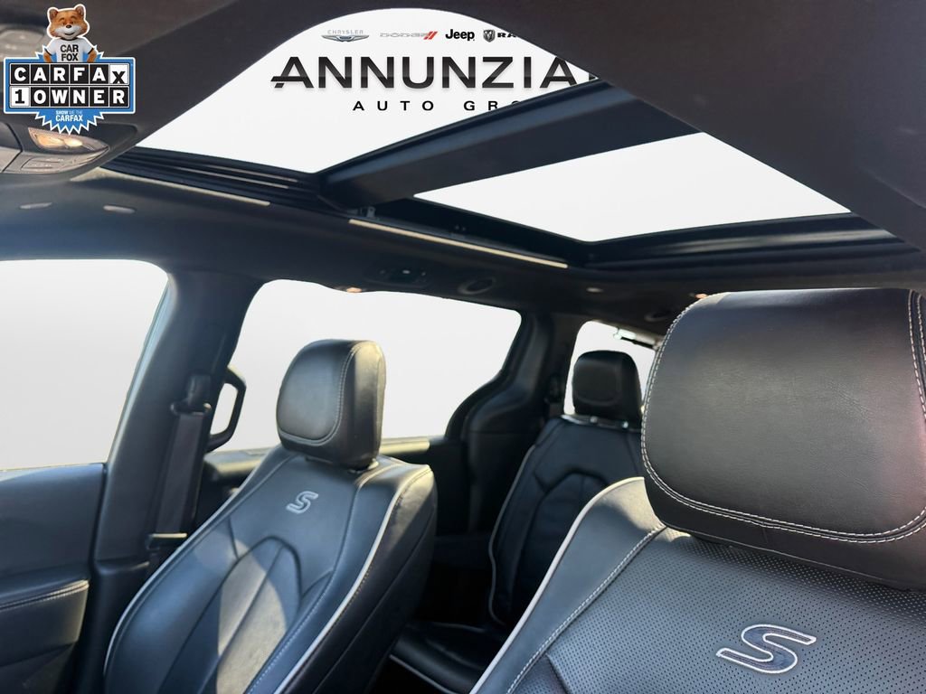 Used 2025 Chrysler Pacifica Limited image 30