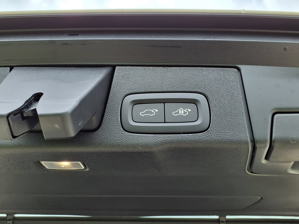 New 2026 Volvo XC60 B5 Plus w/ Protection Package Premier AWD/4WD image 11