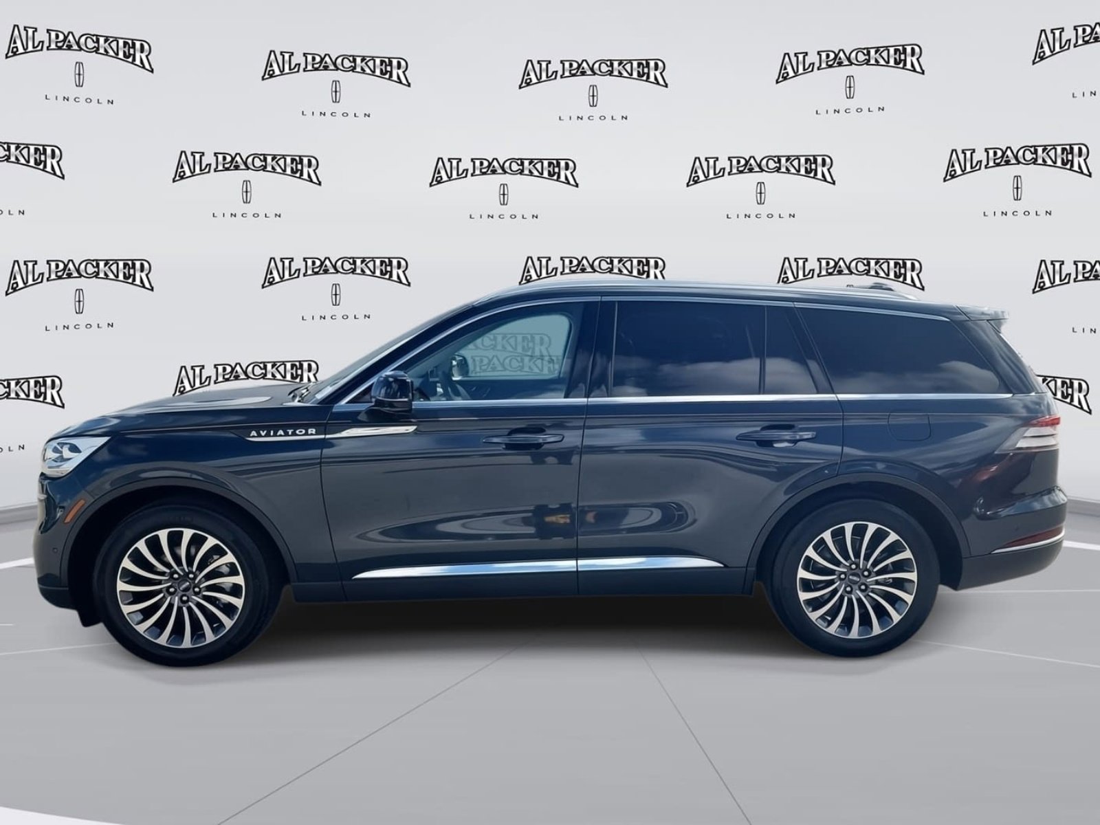 Used 2023 Lincoln Aviator Reserve w/ Equipment Group 201A image 2