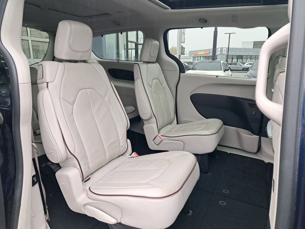 Used 2017 Chrysler Pacifica Limited image 14