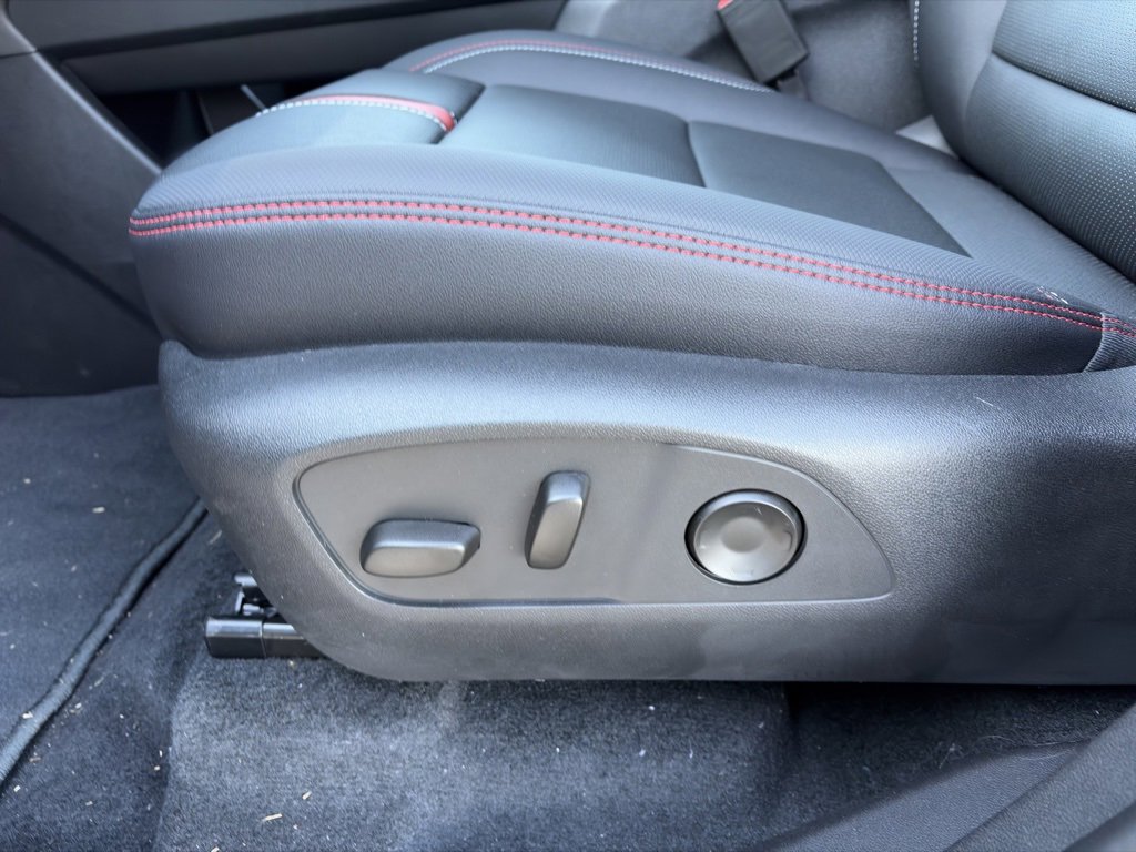 Used 2025 Chevrolet Traverse RS image 17